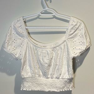 Hollister cropped t-shirt (Size M)